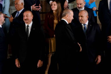 Liderler, 6 Ekim 2022 'de Prag' da düzenlenen Avrupa Siyasi Topluluğu zirvesinde çekilen başbakanların, cumhurbaşkanlarının ve Avrupa Komisyonu üyelerinin aile fotoğrafı için poz vermeye geliyorlar..