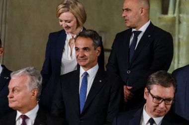 Liderler, 6 Ekim 2022 'de Prag' da düzenlenen Avrupa Siyasi Topluluğu zirvesinde çekilen başbakanların, cumhurbaşkanlarının ve Avrupa Komisyonu üyelerinin aile fotoğrafı için poz vermeye geliyorlar..