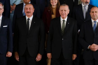 Azerbaycan Cumhuriyeti Başkanı Ilham ALIYEV, 6 Ekim 2022 'de Prag' da yapılan Avrupa Siyasi Topluluğu zirvesinde aile fotoğrafı için poz vermeye geldi..