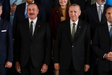 Azerbaycan Cumhuriyeti Başkanı Ilham ALIYEV, 6 Ekim 2022 'de Prag' da yapılan Avrupa Siyasi Topluluğu zirvesinde aile fotoğrafı için poz vermeye geldi..