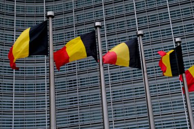 Belçika bayrakları 21 Temmuz 2022 'de Brüksel, Belçika' daki AB genel merkezinin önünde dalgalandı