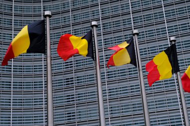 Belçika bayrakları 21 Temmuz 2022 'de Brüksel, Belçika' daki AB genel merkezinin önünde dalgalandı