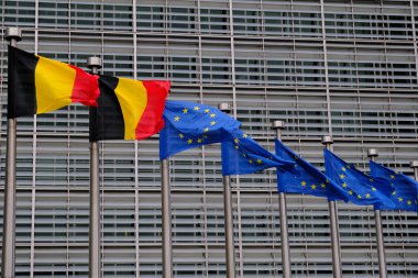 Belçika ve Avrupa bayrakları 21 Temmuz 2022 'de Brüksel, Belçika' daki AB genel merkezinin önünde dalgalandı