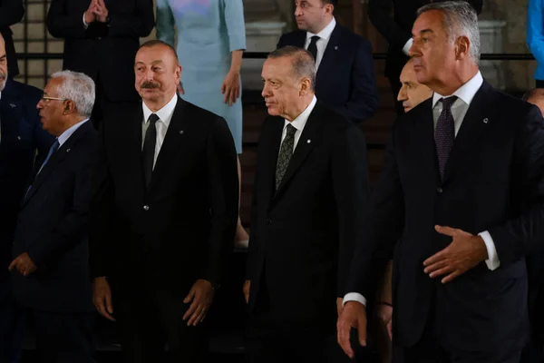 アゼルバイジャン共和国大統領イルハム アリエフは 2022年10月6日にプラハで開催された欧州政治共同体首脳会議で家族写真のポーズを取るために到着しました — ストック写真