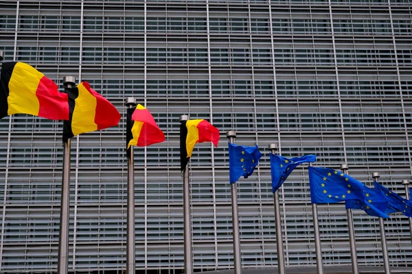 Drapeaux Belges Européens Battant Pavillon Dans Vent Devant Siège Bruxelles — Photo