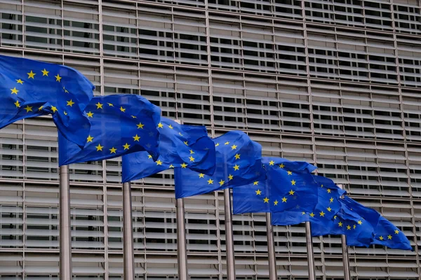 2022年7月21日 ベルギー ブリュッセルのEu本部外で欧州旗が風になびく — ストック写真