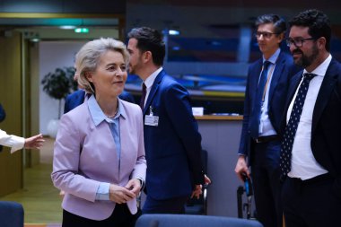 Avrupa Komisyonu Başkanı Ursula von der Leyen, 19 Ekim 2022 'de Brüksel, Belçika' da düzenlenen üçlü sosyal zirvenin başlangıcında.