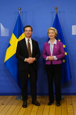 İsveç Başbakanı Ulf Kristersson, 20 Ekim 2022 'de Brüksel, Belçika' daki AB genel merkezinde gerçekleşen görüşme öncesinde Avrupa Komisyonu Başkanı Ursula von der Leyen tarafından karşılandı..