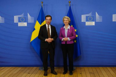 İsveç Başbakanı Ulf Kristersson, 20 Ekim 2022 'de Brüksel, Belçika' daki AB genel merkezinde gerçekleşen görüşme öncesinde Avrupa Komisyonu Başkanı Ursula von der Leyen tarafından karşılandı..