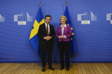 İsveç Başbakanı Ulf Kristersson, 20 Ekim 2022 'de Brüksel, Belçika' daki AB genel merkezinde gerçekleşen görüşme öncesinde Avrupa Komisyonu Başkanı Ursula von der Leyen tarafından karşılandı..