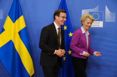İsveç Başbakanı Ulf Kristersson, 20 Ekim 2022 'de Brüksel, Belçika' daki AB genel merkezinde gerçekleşen görüşme öncesinde Avrupa Komisyonu Başkanı Ursula von der Leyen tarafından karşılandı..