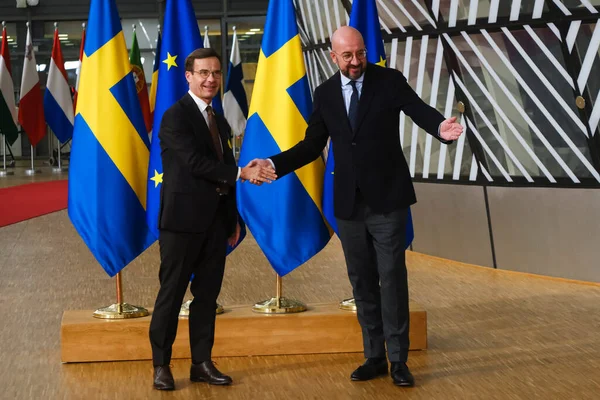 İsveç Başbakanı Ulf Kristersson, 20 Ekim 2022 'de Brüksel, Belçika' daki AB Konseyi binasında gerçekleşen toplantı öncesinde Avrupa Konseyi Başkanı Charles Michel ile birlikte yürüdü..