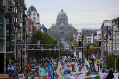 23 Ekim 2022 'de Belçika' nın başkenti Brüksel 'deki COP27' nin önündeki Geleceğin İklim Yürüyüşü 'ne binlerce protestocu katıldı..