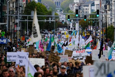 23 Ekim 2022 'de Belçika' nın başkenti Brüksel 'deki COP27' nin önündeki Geleceğin İklim Yürüyüşü 'ne binlerce protestocu katıldı..