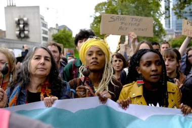 23 Ekim 2022 'de Belçika' nın başkenti Brüksel 'deki COP27' nin önündeki Geleceğin İklim Yürüyüşü 'ne binlerce protestocu katıldı..