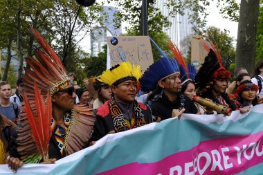 Brezilya 'dan gelen yerel bir heyetin üyeleri, 23 Ekim 2022' de Belçika 'nın başkenti Brüksel' de yapılacak COP27 'nin önündeki Geleceğiniz İçin Yürüyüş yürüyüşüne katıldılar..