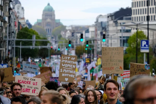 2022年10月23日にベルギーのブリュッセルで開催されるCop27の前に 何千人もの抗議者があなたの将来の気候行進に参加します — ストック写真