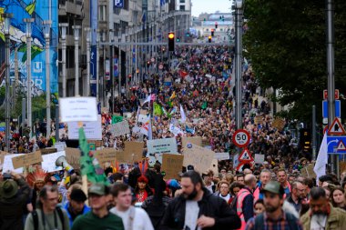 23 Ekim 2022 'de Belçika' nın başkenti Brüksel 'deki COP27' nin önündeki Geleceğin İklim Yürüyüşü 'ne binlerce protestocu katıldı..