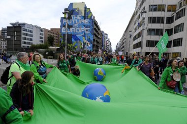 23 Ekim 2022 'de Belçika' nın başkenti Brüksel 'deki COP27' nin önündeki Geleceğin İklim Yürüyüşü 'ne binlerce protestocu katıldı..