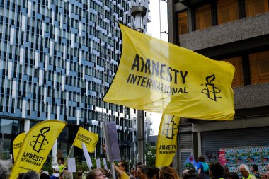 23 Ekim 2022 'de Belçika' nın başkenti Brüksel 'deki COP27' nin önündeki Geleceğin İklim Yürüyüşü 'ne binlerce protestocu katıldı..