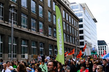 23 Ekim 2022 'de Belçika' nın başkenti Brüksel 'deki COP27' nin önündeki Geleceğin İklim Yürüyüşü 'ne binlerce protestocu katıldı..