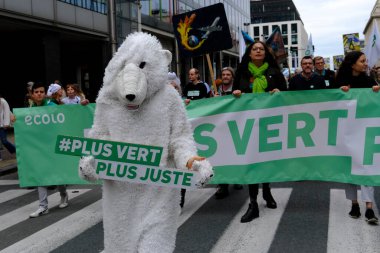 23 Ekim 2022 'de Belçika' nın başkenti Brüksel 'deki COP27' nin önündeki Geleceğin İklim Yürüyüşü 'ne binlerce protestocu katıldı..