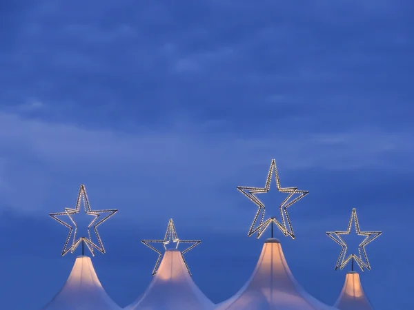 Noel Pazar çadırları ile akşam yıldızlar parlıyor — Stok fotoğraf