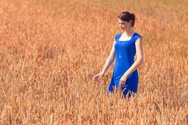 Beautiful young woman with pretty dress in nature — Stock Photo, Image