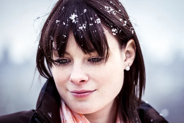 şanssız üzgün kadın kötü kış depresyon ile