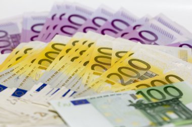 izole 100 200 ile 500 euro banknot para yığını