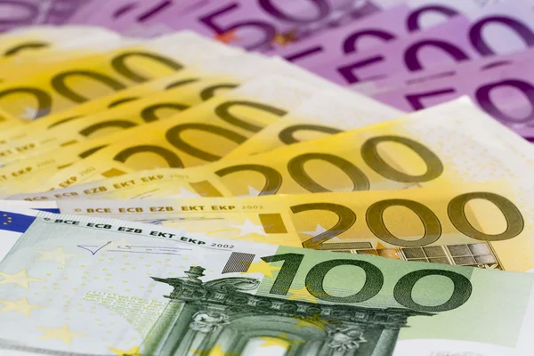 Makro bunt med pengar med 100 200 och 500 euro-sedlar — Stockfoto