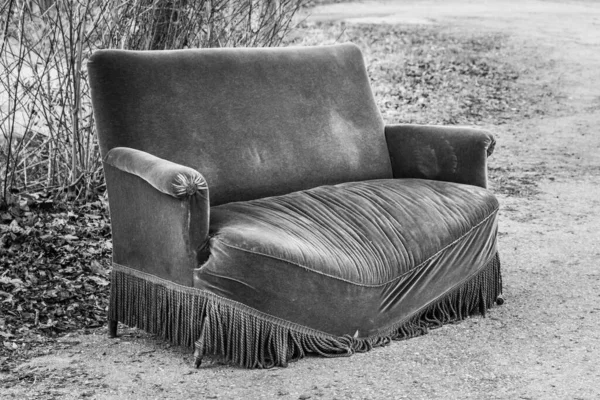 在过去的历史记忆中 老年人总是坐在豪华的沙发上讲述着过去的故事 索法因为损坏了废弃的座椅表面而被停用 与超重人士会面时破碎的旧式设计家具 — 图库照片