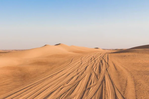 Самотня Пустельна Дорога Проїжджає Через Золоті Піщані Дюни Кліматична Зміна — стокове фото