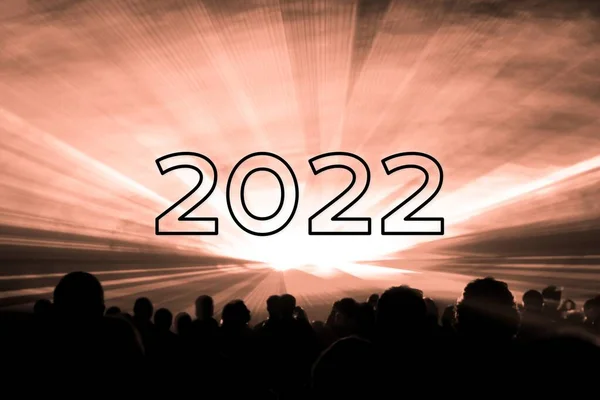 받으세요 2022 오렌지 레이저 사람들이 듭니다 청중들 즐기는 은연중의 실루엣으로 — 스톡 사진