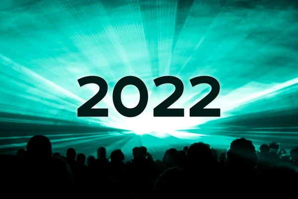 뉴이어 2022 청록색 레이저가 사람들을 줍니다 청중들 즐기는 은연중의 실루엣으로 — 스톡 사진