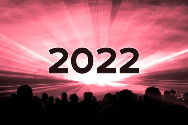 新的一年2022年 红色激光秀派对的人拥挤不堪 奢华的娱乐与观众的轮廓 使今年的庆祝活动开始了 假日派对期间的额外夜生活活动 — 图库照片