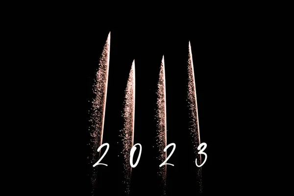 Happy New Year 2023 Orange Fireworks Rockets New Years Eve lizenzfreie Stockfotos
