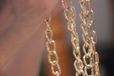 Altın zincirler yakın görünüm