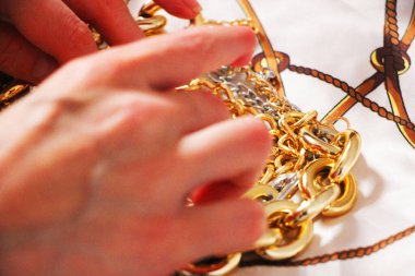 Altın zincirler yakın görünüm