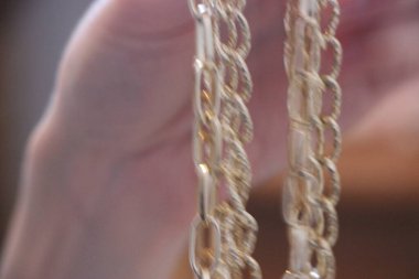 Altın zincirler yakın görünüm