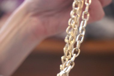 Altın zincirler yakın görünüm