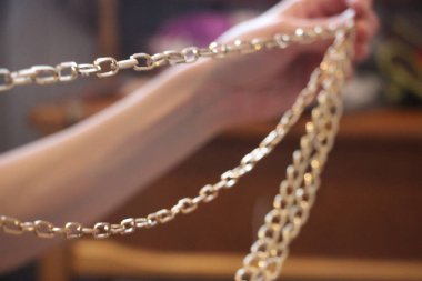 Altın zincirler yakın görünüm