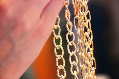 Altın zincirler yakın görünüm