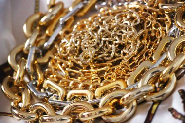 Altın zincirler yakın görünüm