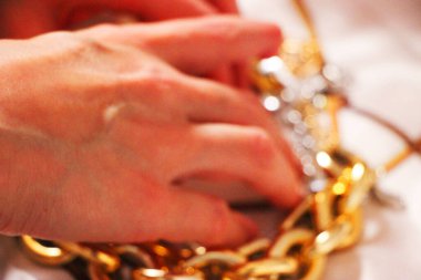 Altın zincirler yakın görünüm