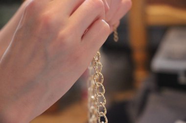 Altın zincirler yakın görünüm