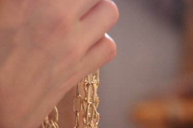 Altın zincirler yakın görünüm