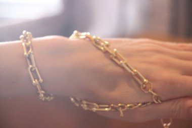 Mücevher takan güzel bir kadının yakın plan fotoğrafı.