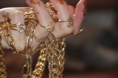 Altın yüzükler ve bilezikler yakın görünüm