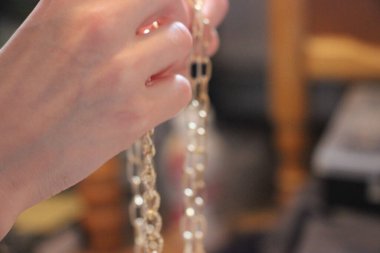 Mücevher takan güzel bir kadının yakın plan fotoğrafı.